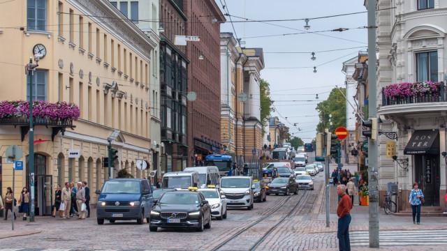 Kuvituskuva. Helsingin katu ruuhka-aikaan.